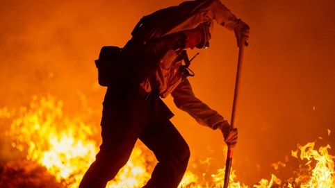 Cháy rừng kỷ lục có thể đẩy Mỹ vào khủng hoảng tài chính